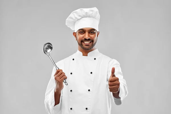 Felice chef indiano con mestolo mostrando pollici in su — Foto Stock