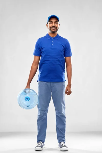 Homem de entrega indiana feliz com barril de água — Fotografia de Stock