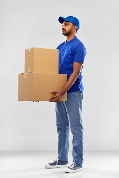 Homem de entrega indiana com caixas de encomendas em azul — Fotografia de Stock