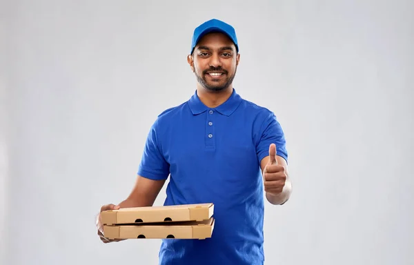 Indio repartidor con pizza mostrando pulgares hacia arriba — Foto de Stock