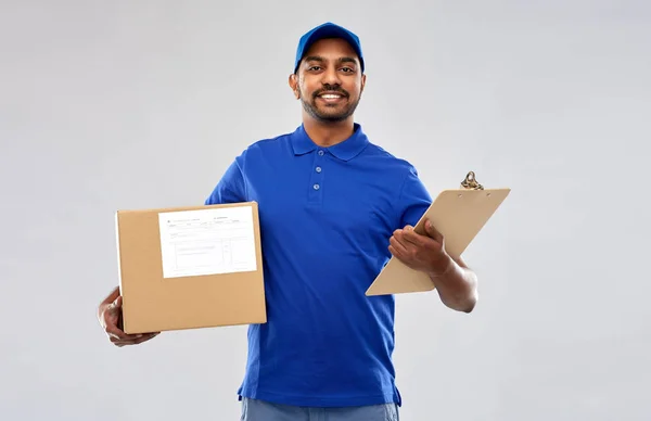 Homem de entrega indiana com caixa de parcela e área de transferência — Fotografia de Stock