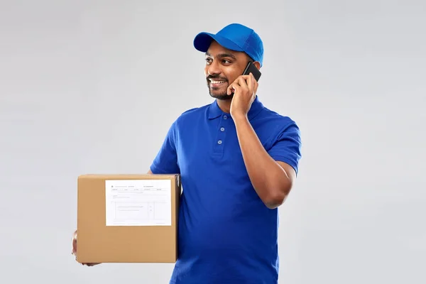 Homem de entrega indiano com smartphone e caixa de encomendas — Fotografia de Stock