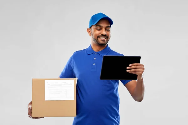 Hombre de entrega indio con tableta pc y caja de paquete — Foto de Stock