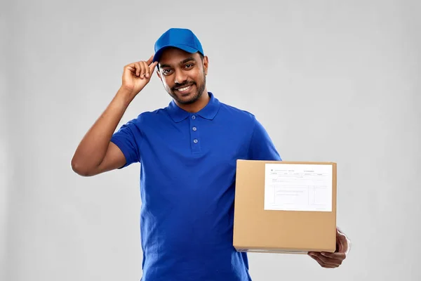 Hombre de reparto indio feliz con caja de paquete en azul — Foto de Stock