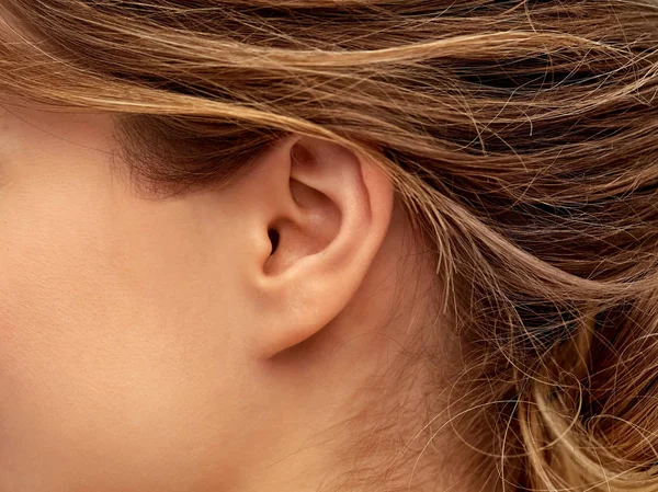Primer plano de cara de mujer joven desde el lado de la oreja — Foto de Stock