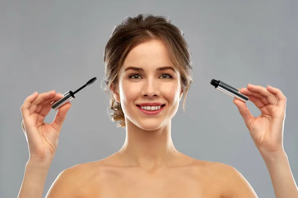 Kobieta z tusz do rzęs, stosując make up — Zdjęcie stockowe