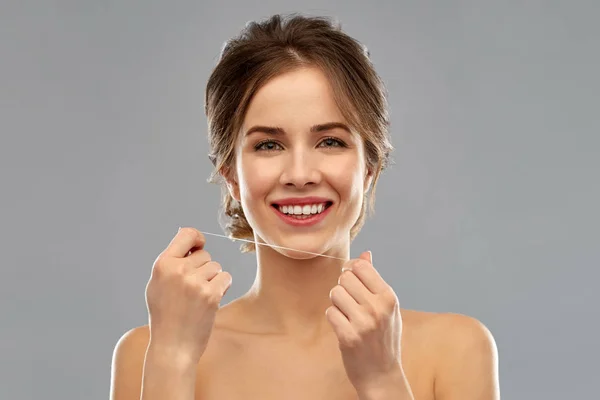 Hälsa Hygien Och Människor Koncept Glad Ung Kvinna Med Tandtråd — Stockfoto