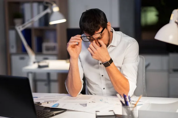 Tired businessman working at night office — Stock Photo, Image