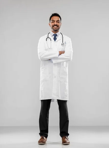 Усміхнений індійський чоловічий лікар зі стетоскопом Ліцензійні Стокові Фото