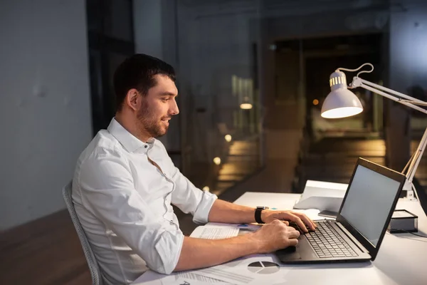 Zakenman met laptop werkt 's nachts kantoor — Stockfoto