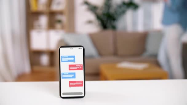 Smartphone med tekstbeskeder på skærmen på bordet – Stock-video