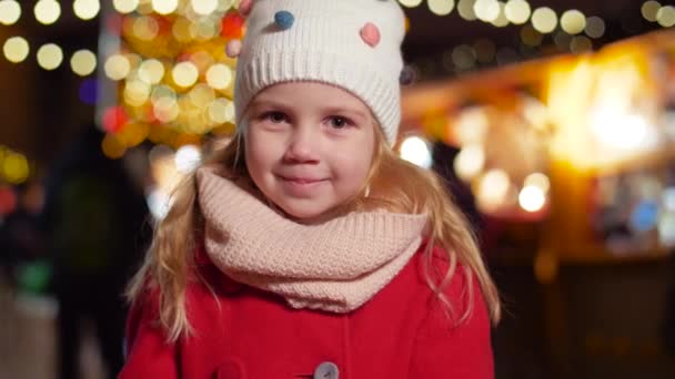 Portret van gelukkig meisje op kerstmarkt — Stockvideo