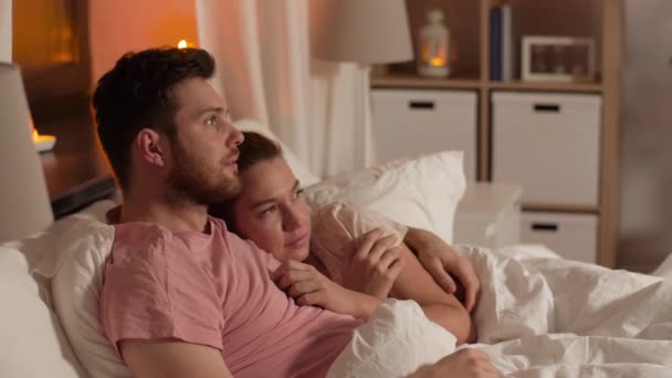 Casal assistindo horror na tv na cama à noite — Vídeo de Stock