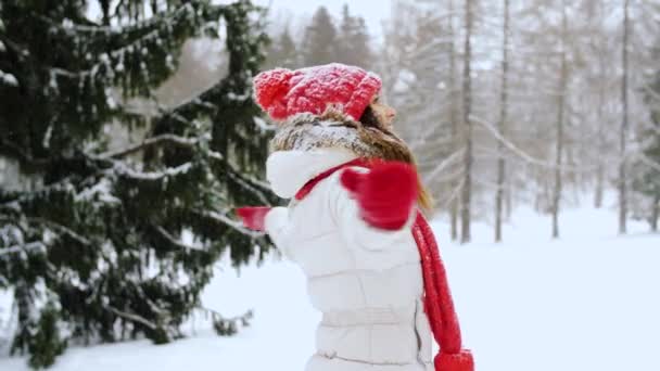 Glad ung kvinna i vinterskogen — Stockvideo