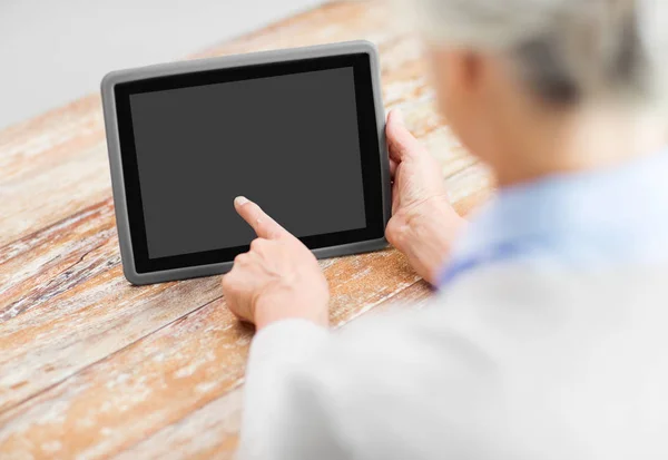 Donna anziana con schermo nero sul computer tablet — Foto Stock