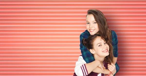 Ευτυχής χαμογελαστοί έφηβων κοριτσιών ή φίλους που αγκαλιάζει — Φωτογραφία Αρχείου