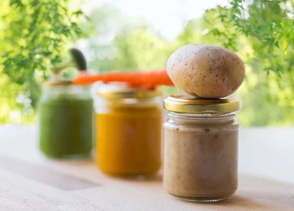 Puree z warzyw lub żywności dla niemowląt w słoikach — Zdjęcie stockowe