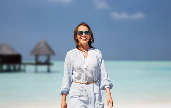 Mulher feliz sobre praia tropical e bungalow — Fotografia de Stock