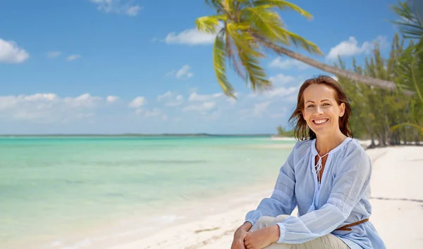 Tropikal plaj arka plan üzerinde mutlu kadın — Stok fotoğraf