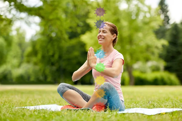 Gelukkige vrouw mediteren in zomer park — Stockfoto