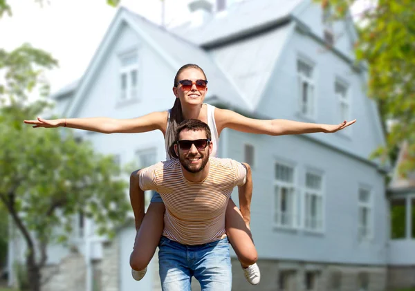 Happy couple having fun in summer over house — Stock Photo, Image