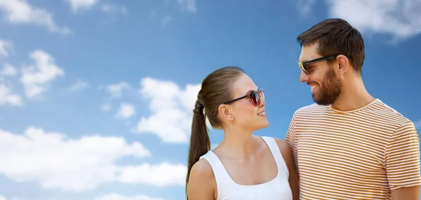 Glückliches Paar mit Sonnenbrille im Sommer draußen — Stockfoto