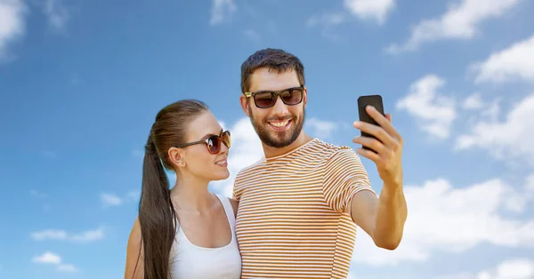 Щаслива пара приймає селфі за допомогою смартфона влітку — стокове фото