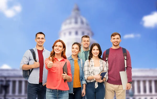 Estudiantes mostrando pulgares hacia arriba sobre el edificio del capitolio — Foto de Stock