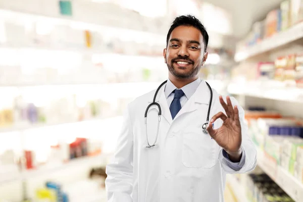 Sonriente indio macho doctor mostrando ok gesto —  Fotos de Stock