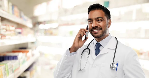 Mosolygó indiai férfi orvos hívás-ra smartphone — Stock Fotó