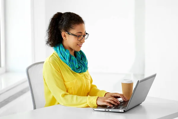 ノート パソコンとオフィスでコーヒーと創造的な女性 — ストック写真
