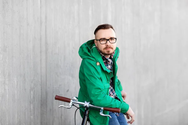 Feliz jovem hipster homem com bicicleta de engrenagem fixa — Fotografia de Stock