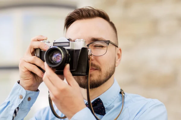 Fotograf lub hipster z kamerą na zewnątrz — Zdjęcie stockowe