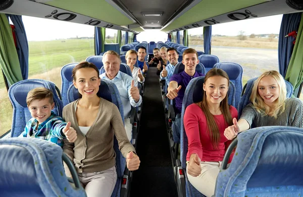 Grupo de passageiros felizes viajando de ônibus — Fotografia de Stock
