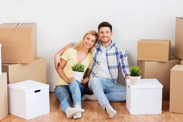 Feliz pareja con cajas mudándose a un nuevo hogar —  Fotos de Stock