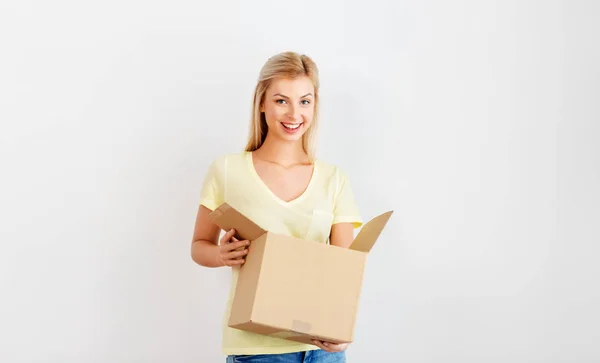 Mujer feliz sosteniendo caja de cartón — Foto de Stock