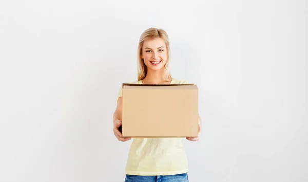 Mulher feliz segurando caixa de papelão — Fotografia de Stock