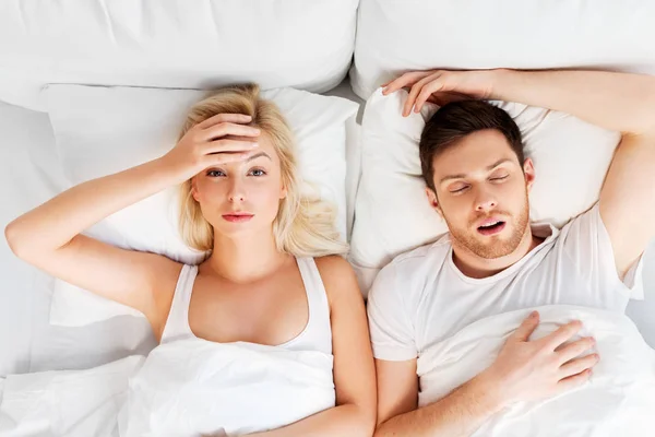 Donna infelice a letto con russare uomo addormentato — Foto Stock