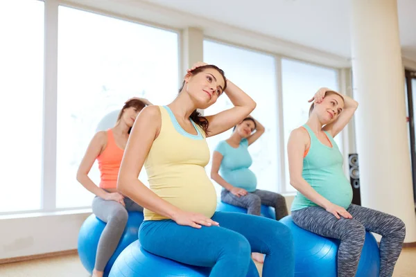 Schwangere trainieren mit Gymnastikbällen im Fitnessstudio — Stockfoto