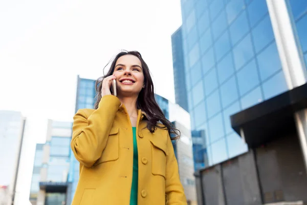 Lachende jonge vrouw of meisje bellen op smartphone — Stockfoto