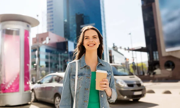 街でコーヒーを飲みながら幸せな若い女 — ストック写真