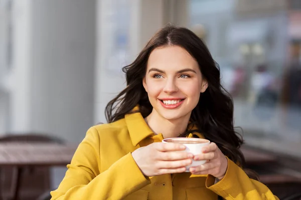 Adolescent fille boire chocolat chaud au café de la ville — Photo