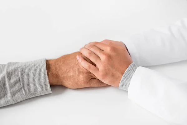 先輩患者の手を握って医師のクローズ アップ — ストック写真