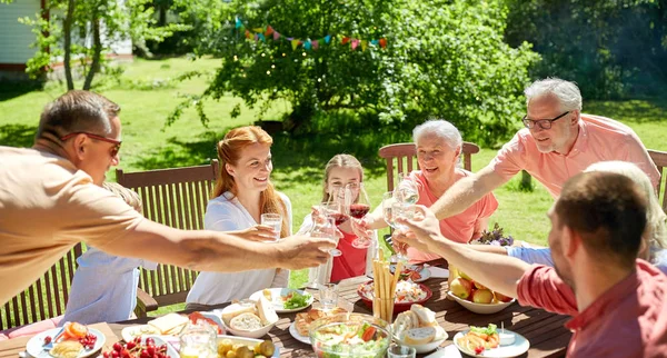 开开心心的家庭共进晚餐或夏季花园派对 — 图库照片