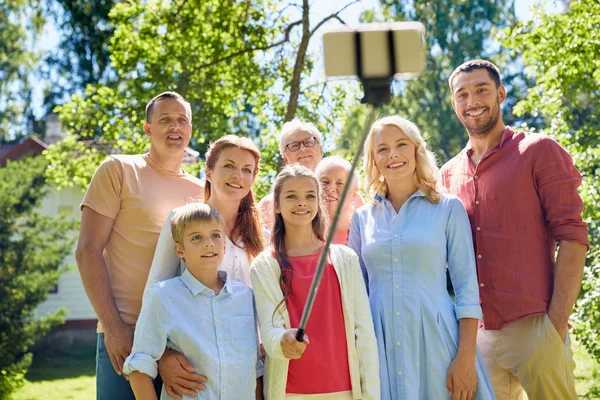 Família feliz tomando selfie no jardim de verão — Fotografia de Stock