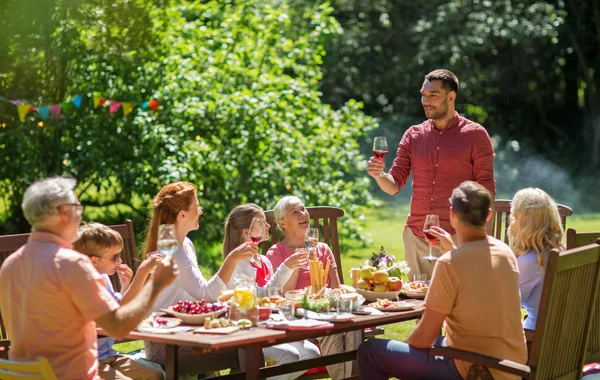 Šťastná rodina s večeří nebo letní zahradní party — Stock fotografie