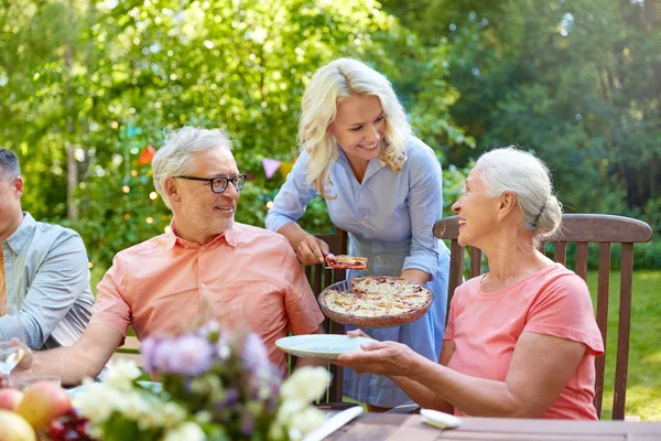 Glad familj som äter middag eller sommarträdgårdsfest — Stockfoto