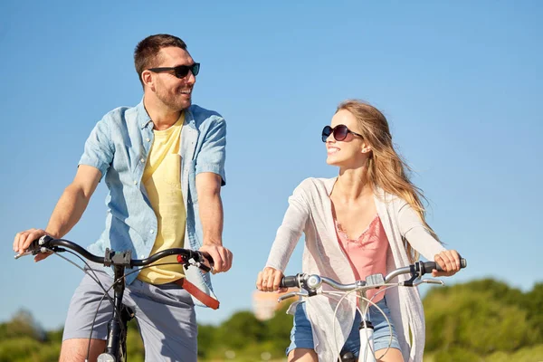 快乐的年轻夫妇，在夏天骑自行车 — 图库照片