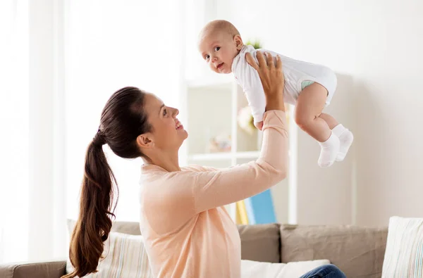 Felice madre che gioca con il bambino a casa — Foto Stock