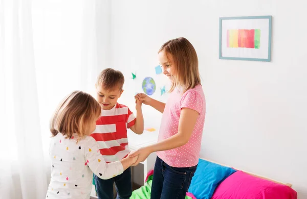 Gelukkige kinderen spelen thuis — Stockfoto